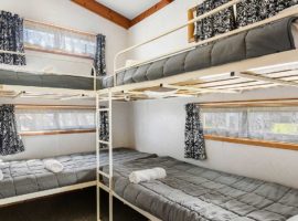 2 Bedroom Motel Bunkroom